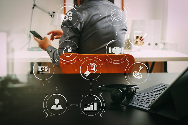 포토 JPG 해외이미지 손 남자 비즈니스 통신 한명 들기 사람 성인 뒷모습 스마트폰 컴퓨터 사무실 디지털 스크린 터치 비즈니스맨 경영자 시스템 개선 경영 방법 성인남자한명만 해외포토 1 뷰포인트 모션 신체부위 전자제품 핸드폰 스마트기기 직장인 리더 남자한명만 성인남자만 파일형식 이미지허브