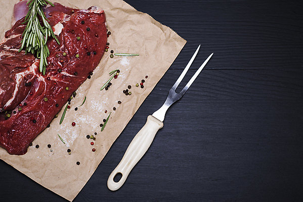 포토 JPG 해외이미지 포크 검은배경 실내 스테이크 사람없음 하이앵글 종이봉투 소고기 소금 후추 로즈메리 카피스페이스 해외포토 식기 뷰포인트 백그라운드 봉투 서양음식 육류 내부 검은색 공백 허브 향신료 파일형식 이미지허브