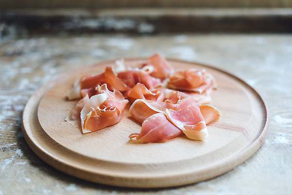 포토 JPG 해외이미지 전통 음식 백그라운드 재료 탁자 치즈 샌드위치 건강 육류 돼지고기 요리 사람없음 목재 빨간색 초록색 농장 검은색 식사 이탈리아 흰색 신선 파마 소시지 맛 아침식사 애피타이저 농부 먹기 허브 그리스 유기농 올리브 햄 베이컨 후추 로즈메리 점심식사 스페인어 식품점 해외포토 나무 식물 직업 헤어스타일 웰빙 열매 유럽 컬러 가구 컨셉 농업 식재료 모션 유제품 상점 가공식품 향신료 파일형식 이미지허브