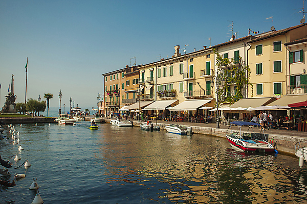 포토 JPG 해외이미지 주간 나무 유럽풍경 하늘 유럽건축 사람없음 야외 건물 항구 이탈리아 보트 해외포토 자연요소 식물 건축물 유럽 배_교통 서양건축 교통시설 풍경 파일형식 이미지허브