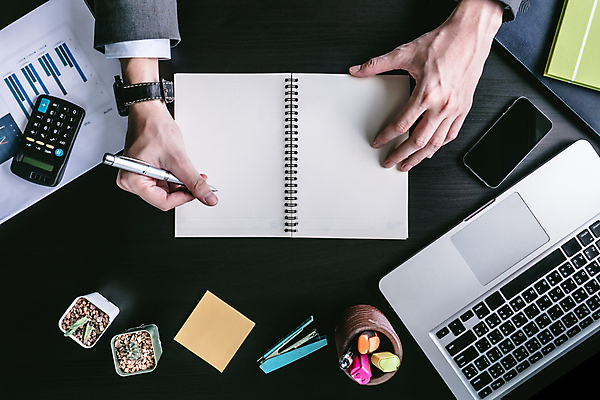 포토 JPG 해외이미지 직업 라이프스타일 손 남자 종이 컨셉 비즈니스 탁자 설계 직장 실내 사람 성인 사람없음 장식 노트북 컴퓨터 사무실 펜 검은색 쪽지 공책 공백 장비 시험 계산기 정보 업무 비즈니스맨 작업실 계획 책상 오브젝트 보고서 경영자 문서 경영 구성 리뷰 프로젝트 해외포토 교육 컬러 가구 회사 문구용품 내부 생활 신체부위 전자제품 필기구 작업 직장인 리더 파일형식 이미지허브