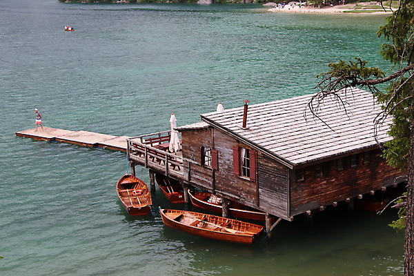 포토 JPG 해외이미지 호수 여행 하늘색 표면 낚시 휴가 휴식 산 주택 파노라마 사람없음 야외 목재 물 반사 평화 항구 침묵 놀람 이탈리아 연못 보트 오두막 함선 에메랄드 태평양 감탄 민물 완벽 우수 목가 해외포토 자연요소 나무 감정 유럽 바다 컨셉 배_교통 재료 교통시설 레저 촬영기법 표정 건물 파란색 소리 보석 절기 파일형식 이미지허브