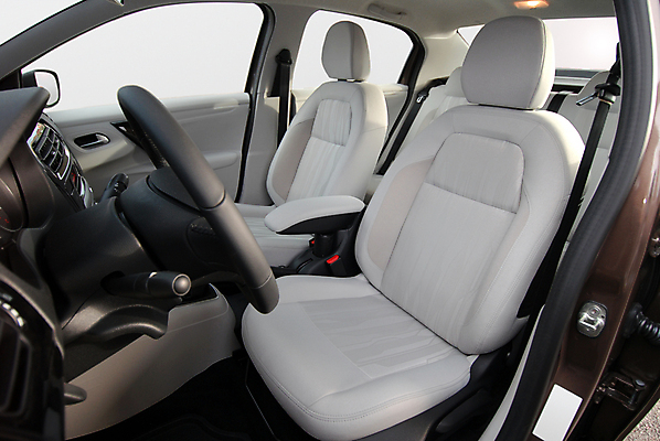 포토 JPG 해외이미지 스튜디오촬영 디자인 지도 의자 교통시설 자동차 실내 안전 사람없음 내부 소리 장비 운전 벨트 뜨거움 운전사 고급 수리 핸들 가죽 라디오 승객 시스템 네비게이션 위로 계기판 자동 제어 스타일 해외포토 직업 잡화 육상교통 가구 교통 컨셉 모션 전자제품 시설 파일형식 이미지허브