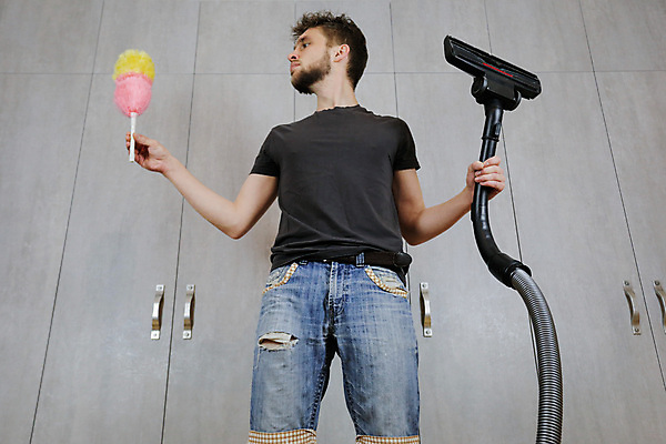 포토 JPG 해외이미지 직업 행복 가구 가사 거실 가정 남편 노동자 아파트 실내 한명 미소 내부 일상 인테리어 기계 청결 방 붓 도움 수리 위생 청소 서비스 싱글 주부 먼지 리빙 청소부 위생관리 정리함 해외포토 1 디자인 감정 생활용품 컨셉 주택 표정 관리 사람 라이프 파일형식 이미지허브