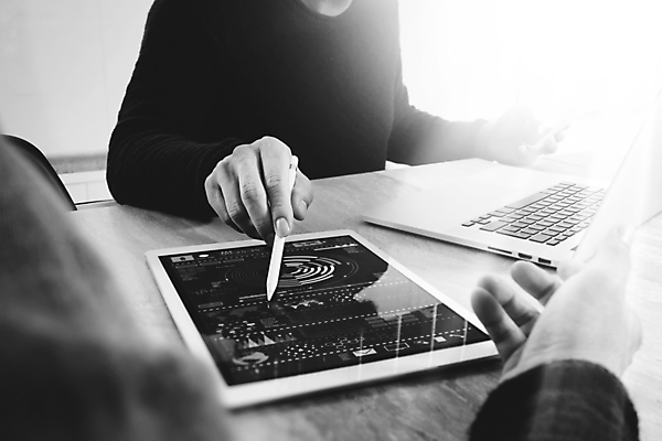 포토 JPG 해외이미지 손 디자인 남자 비즈니스 통신 회의 아이디어 상반신 두명 앞모습 뒷모습 노트북 태블릿 디지털 스크린 가리킴 암호 디자이너 멀티미디어 개발 프로그래밍 프로젝트 성인남자만 해외포토 직업 뷰포인트 컨셉 사람 손짓 신체부위 전자제품 스마트기기 작업 남자만 성인만 파일형식 이미지허브