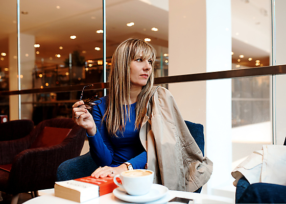 포토 JPG 해외이미지 라이프스타일 행복 커피 음료 비즈니스 탁자 대화 한명 미소 사람 앉기 컵 스마트폰 사무실 뷰티 식당 카페 거래 마시기 바 비즈니스우먼 차 아침식사 점심식사 채팅 해외포토 1 식기 여자 감정 가구 모션 표정 말하기 생활 핸드폰 스마트기기 상점 식사 직장인 파일형식 이미지허브