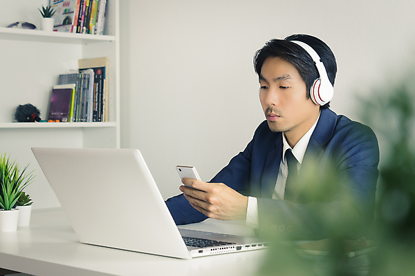 포토 JPG 해외이미지 직업 남자 인터넷 통신 모바일 노동자 직장 한국 한명 사람 동양인 정장 금융 노트북 스마트폰 핸드폰 컴퓨터 일본 헤드폰 공책 중국 업무 비즈니스맨 네트워크 상담원 연결 무선전화기 전화기 서비스 상담 경영자 텔레마케팅 온라인 운영자 프리랜서 해외포토 1 옷 아시아 음향기기 회사 비즈니스 문구용품 인종 경제 전자제품 스마트기기 작업 직장인 사무원 서비스업 리더 파일형식 이미지허브