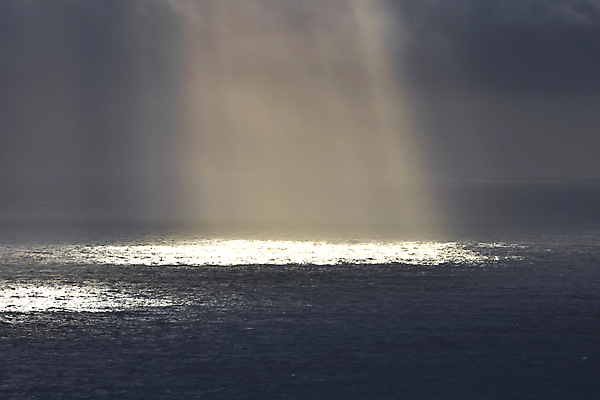 포토 JPG 해외이미지 종교 파도 바다 백그라운드 컨셉 자연 하늘 날씨 사람없음 물 파란색 빛 햇빛 태양 뷰티 반사 우주 맑음 검은색 어둠 희망 힘 일몰 광선 스페인 장면 폭풍 스포트라이트 천국 흐림 폭풍우 수평선 해외포토 자연요소 감정 유럽 컬러 노을 비_날씨 자연재해 생태계 파일형식 이미지허브