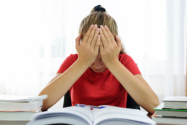 포토 JPG 해외이미지 학생 여학생 여자 교육 어린이 생각 학교 탁자 스트레스 피곤 한명 사람 앉기 책 스터디 독서 쌓기 시험 슬픔 분노 업무 좌절 책상 대학교 두통 업무과다 문제 문제풀이 최초 우울증 트러블 해외포토 1 감정 가구 컨셉 모션 학습 작업 질병 파일형식 이미지허브