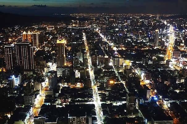포토 JPG 해외이미지 도로 자동차 하늘 전등 거리 사람없음 건물 사무실 어둠 도시 야간 저녁 대만 교차로 수평선 해외포토 자연요소 건축물 아시아 길 육상교통 비즈니스 교통시설 조명 파일형식 이미지허브