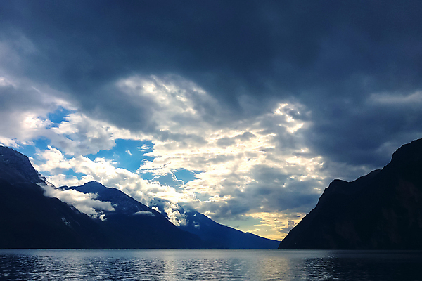 포토 JPG 해외이미지 유럽 호수 바다 여행 백그라운드 하늘 날씨 산 파노라마 그림자 사람없음 물 파란색 반사 어둠 황혼 일몰 이탈리아 새벽 분위기 저녁 그림 내추럴 폭풍우 수평선 해외포토 자연요소 나라 컬러 컨셉 촬영기법 노을 비_날씨 야간 자연재해 파일형식 이미지허브
