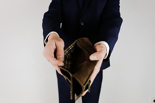 포토 JPG 해외이미지 직업 손 남자 감정 컨셉 돈 비즈니스 사람 사람없음 금융 경제 쇼핑 우정 슬픔 비즈니스맨 구멍 황무지 가난 실업 걱정 호기심 보여주기 빈털터리 파산 빚 우울증 위기 적자 해외포토 모션 신체부위 친구 직장인 재산 질병 파일형식 이미지허브