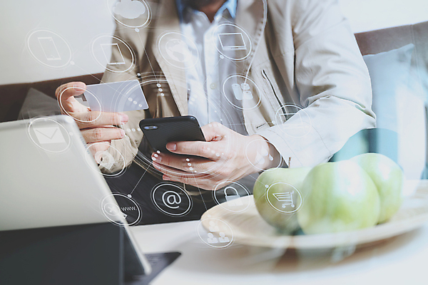 포토 JPG 해외이미지 남자 실내 한명 들기 성인 앞모습 노트북 스마트폰 쇼핑 컴퓨터 소파 태블릿 상점 방 키보드 잡기 신용카드 사과 결제 전자상거래 성인남자한명만 해외포토 1 뷰포인트 의자 과일 모션 사람 내부 금융 전자제품 핸드폰 스마트기기 남자한명만 성인남자만 파일형식 이미지허브