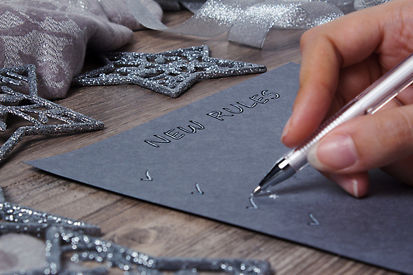 포토 JPG 해외이미지 손 별 리본 종이 컨셉 크리스마스 비즈니스 텍스트 학교 표시 새해 사람 사람없음 단어 사무실 펜 쪽지 공책 회색 흰색 기록 잡기 메시지 은색 계획 편지 심볼 사인 시작 규칙 시트 서명 구김 필기체 해외포토 자연요소 문자 교육 기념일 컬러 모션 문구용품 신체부위 필기구 파일형식 이미지허브