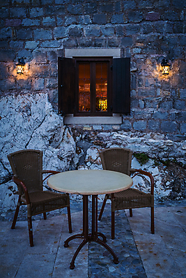 포토 JPG 해외이미지 외관 벽 가구 백그라운드 의자 비즈니스 건축양식 창문 유리 탁자 휴가 전등 거리 사람없음 야외 목재 유행 식당 검은색 황혼 카페 수확 등불 램프 도시 바 오픈 클래식 야간 저녁 작음 배열 복고 심플 문학 지역 카페테리아 셔터 몬테네그로 발칸반도 시각장애인 옛날 해외포토 자연요소 나무 건축 컬러 생활용품 컨셉 농업 재료 재질 조명 상점 일몰 크기 장애인 파일형식 이미지허브