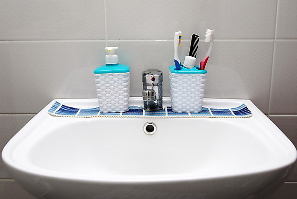 포토 JPG 해외이미지 벽 백그라운드 신체 유리 호텔 아침 선반 주택 건강 사람없음 물 파란색 세트 수건 뷰티 목욕 욕실 흰색 붓 그룹 치아 위생 칫솔 플라스틱 크림 싱크대 비누 치약 대야 돌봄 변기통 위생관리 해외포토 주간 자연요소 컬러 가구 모션 재질 숙소 관리 건물 위생용품 청결 소화기관 개수대 파일형식 이미지허브