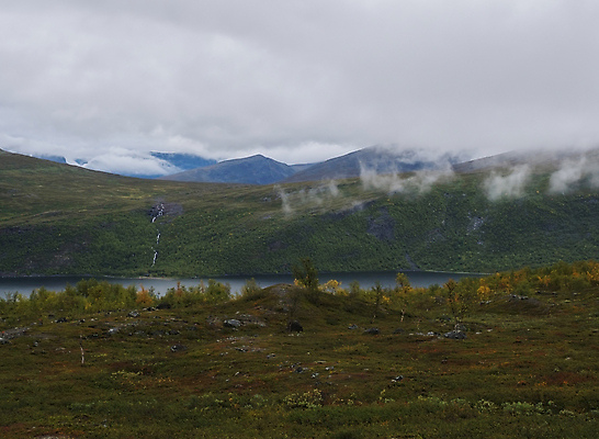 포토 JPG 해외이미지 나무 유럽 길 호수 여행 백그라운드 자국 자연 휴가 산 스웨덴 사람없음 야외 초록색 파란색 컬러풀 하이킹 안개 오솔길 북극 언덕 자작나무 산악지대 스칸디나비아 전국 해외포토 식물 나라 컬러 레저 날씨 북유럽 극지방 생태계 파일형식 이미지허브
