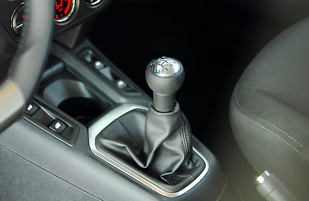 포토 JPG 해외이미지 스포츠 이동 의자 자동차 새로움 손잡이 사람없음 내부 빛 금속 힘 운전 긴급 막대기 운전사 주차 가죽 속도 전염 기어 위로 그만 자동 조작 해외포토 직업 육상교통 가구 컨셉 모션 재질 질병 감염 파일형식 이미지허브