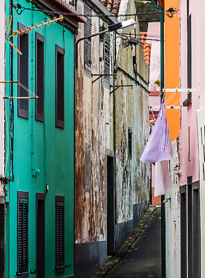 포토 JPG 해외이미지 전통 외관 유럽 도로 벽 여행 건축양식 창문 거리 주택 사람없음 건물 컬러풀 운전 수확 발코니 흰색 도시 센터 보행로 닫기 포르투갈 폐허 복고 정사각형 좁은 타운 교외 식민지 옛날 줄서기 해외포토 도형 건축물 건축 나라 길 컬러 농업 교통시설 모션 파일형식 이미지허브