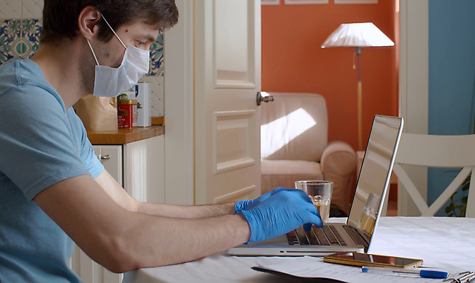 포토 JPG 해외이미지 백인 직업 남자 장갑 인터넷 비즈니스 주택 실내 가면 한명 안전 사람 성인 내부 파란색 노트북 컴퓨터 약 건강관리 환경 주방 업무 작업 비즈니스맨 보호 위험 예방 감염 멀리 고무 온라인 전염병 해외포토 서양인 1 잡화 컬러 컨셉 의학 건강 관리 건물 전자제품 직장인 질병 파일형식 이미지허브