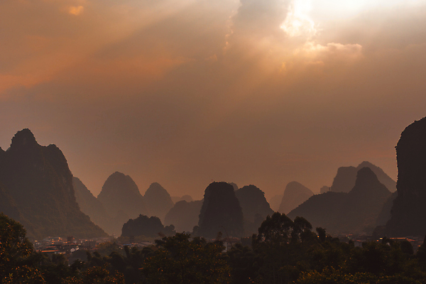 포토 JPG 해외이미지 나무 아시아 오렌지 하늘 산 안테나 파노라마 동양인 풍경 사람없음 빨간색 여름 태양 계곡 맑음 중국 일몰 시골 뜨거움 숲 언덕 격려 타운 흐림 절정 지질학 수평선 해외포토 자연요소 식물 계절 교육 감정 나라 컬러 과일 통신 모션 날씨 촬영기법 인종 노을 도시 파일형식 이미지허브