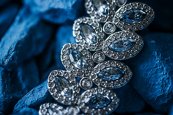 포토 JPG 해외이미지 장신구 팔찌 실내 사람없음 조약돌 화려 우아함 보석 파란배경 다이아몬드 해외포토 백그라운드 컨셉 내부 파란색 돌_바위 광석 파일형식 이미지허브