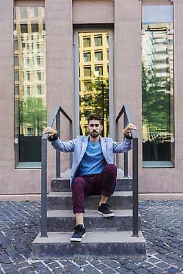 포토 JPG 해외이미지 백인 모델 1 라이프스타일 응시 남자 행복 얼굴 포즈 백그라운드 셔츠 모바일 수염 한명 사람 앉기 성인 야외 세로 스마트폰 유행 계단 표현 도시 비즈니스맨 자신감 단계 스타일 해외포토 서양인 시선 감정 상의 비즈니스 모션 생활 신체부위 핸드폰 스마트기기 직장인 파일형식 이미지허브