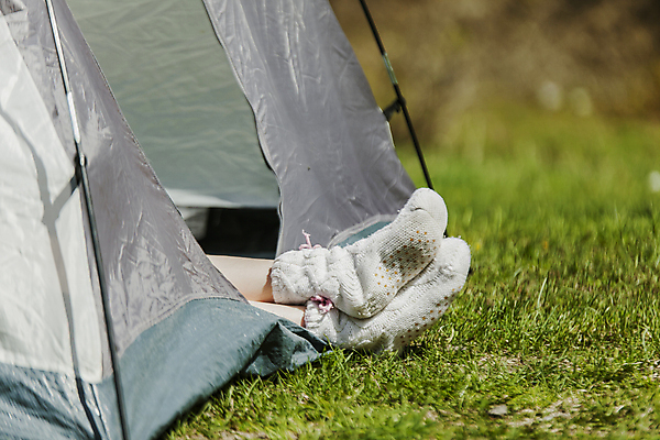 포토 JPG 해외이미지 여자 어린이 휴가 휴식 양말 텐트 한명 야외 아웃포커스 캠핑 양발 소녀한명만 해외포토 1 컨셉 레저 촬영기법 캠핑도구 사람 여자한명만 소녀만 파일형식 이미지허브