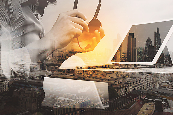 포토 JPG 해외이미지 손 들기 사람 상반신 옆모습 노트북 컴퓨터 글로벌 사무실 헤드폰 장비 키보드 도움 센터 고객 책상 성인남자한명만 해외포토 뷰포인트 음향기기 가구 컨셉 비즈니스 모션 신체부위 전자제품 남자한명만 성인남자만 파일형식 이미지허브