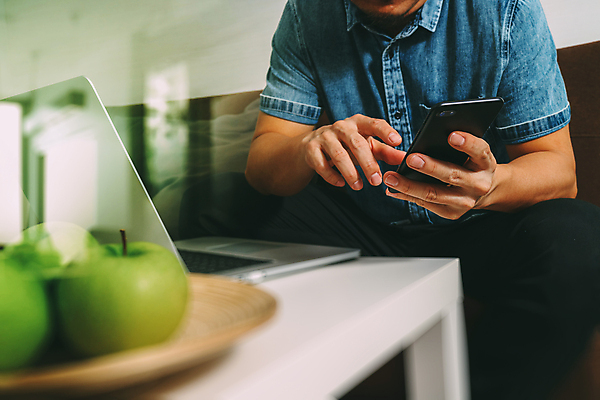 포토 JPG 해외이미지 디자인 남자 비즈니스 탁자 한명 들기 상반신 앞모습 노트북 스마트폰 쇼핑 컴퓨터 상점 비즈니스맨 사과 검색 투자 성인남자한명만 해외포토 1 뷰포인트 가구 과일 모션 사람 전자제품 핸드폰 스마트기기 직장인 남자한명만 성인남자만 파일형식 이미지허브