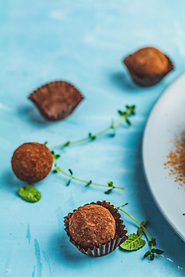 포토 JPG 해외이미지 접시 음식 백그라운드 공 디저트 쟁반 건강 사탕 선물 사람없음 갈색 쿠키 과자 케이크 초콜릿 검은색 어둠 에너지 견과류 흰색 원형 그룹 사발 달콤 맛 가루 먹기 날것 코코아 채식주의자 카카오 페스츄리 핸드메이드 비건 해외포토 도형 식기 음료 빵 컬러 컨셉 모션 사기그릇 채식 파일형식 이미지허브