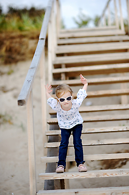 포토 JPG 해외이미지 백인 행복 안경 얼굴 어린이 모래 2 장난 휴식 친절 건강 사랑 한명 미소 앉기 목재 여름 태양 계단 화목 일몰 봄 기쁨 흰색 달콤 휴양지 걸음마 배려 해외포토 자연요소 서양인 나무 1 잡화 계절 감정 컬러 컨셉 재료 모션 표정 사람 신체부위 노을 장소 맛 파일형식 이미지허브