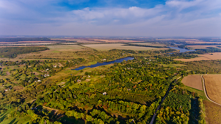 포토 JPG 해외이미지 나무 유럽 도로 여행 백그라운드 밭 농업 자연 하늘 휴가 주택 안테나 파노라마 사람없음 야외 초록색 물 강 마을 시골 중세 숲 지역 내추럴 옛날 수평선 해외포토 자연요소 식물 나라 산업 길 컬러 통신 교통시설 촬영기법 건물 역사 생태계 파일형식 이미지허브