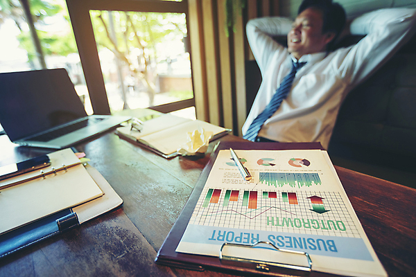 포토 JPG 해외이미지 백인 직업 1 손 남자 감정 종이 컨셉 비즈니스 노동자 스트레스 직장 실내 피곤 한명 사람 앉기 성인 노트북 컴퓨터 사무실 슬픔 흰색 잡기 업무 비즈니스맨 좌절 종업원 책상 고민 경영자 두통 문제 경영 우울증 해외포토 서양인 컬러 가구 회사 모션 내부 신체부위 전자제품 작업 직장인 질병 리더 파일형식 이미지허브