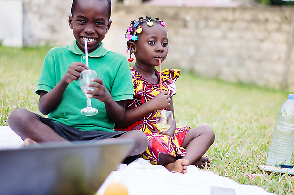 포토 JPG 해외이미지 공원 행복 어린이 음식 유리 놀이 함께함 건강 미소 사람 앉기 소년 야외 두명 정원 기쁨 마시기 먹이 형제 걸음마 천진난만 해외포토 공공시설 남자 감정 컨셉 가족 모션 재질 표정 파일형식 이미지허브