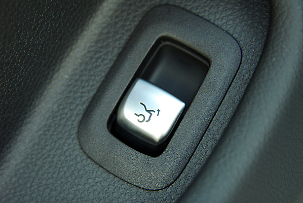 포토 JPG 해외이미지 자동차 버튼 사람없음 내부 가로 컴퓨터 검은색 장비 운전 오픈 주차 운영자 자동 해외포토 육상교통 컬러 모션 전자제품 파일형식 이미지허브