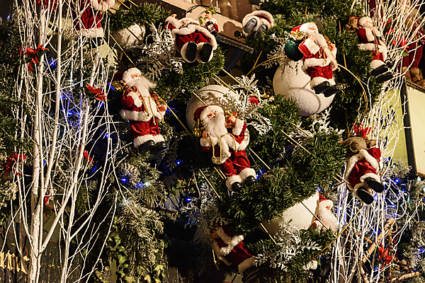 포토 JPG 해외이미지 나무 전통 외관 계절 문화 여행 크리스마스 겨울 건축양식 휴가 조명 거리 사람없음 야외 건물 장식 빨간색 초록색 파란색 빛 산타클로스 마을 축제 프랑스 흰색 나뭇가지 축하 도시 시장 아빠 야간 저녁 12월 문학 타운 전나무 빛망울 노엘 2017년 스트라스부르 클라우스 해외포토 자연요소 식물 건축물 기념일 건축 유럽 컬러 컨셉 가족 날짜 연도 파일형식 이미지허브