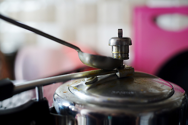 포토 JPG 해외이미지 아시아 음식 가정 주방용품 새로움 주택 손잡이 요리 안전 사람없음 가로 금속 주방 숟가락 장비 에너지 레인지 냄비 더위 수증기 휴대용 난로 호루라기 인도인 철 오브젝트 온도 알루미늄 압력 제어 철강 해외포토 외국인 나라 생활용품 컨셉 재질 날씨 수저 동양인 건물 가전제품 솥 난방기 파일형식 이미지허브