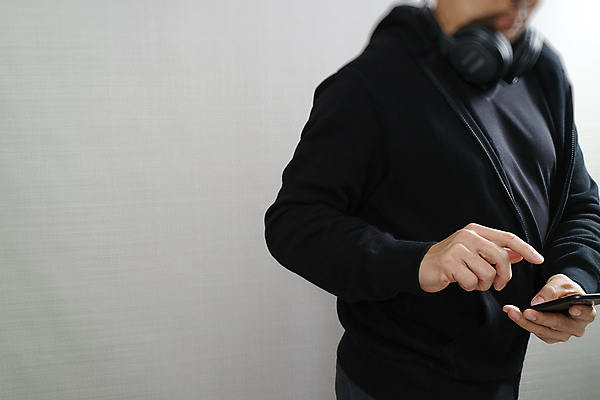 포토 JPG 해외이미지 디자인 남자 비즈니스 한명 들기 사람 옆모습 스마트폰 터치 디자이너 성인남자한명만 해외포토 직업 1 뷰포인트 모션 핸드폰 스마트기기 남자한명만 성인남자만 파일형식 이미지허브