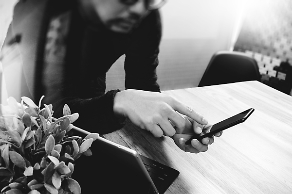 포토 JPG 해외이미지 손 남자 비즈니스 흑백 들기 상반신 옆모습 노트북 터치 업무 비즈니스맨 디자이너 책상 성인남자한명만 해외포토 직업 뷰포인트 가구 모션 촬영기법 사람 신체부위 전자제품 작업 직장인 남자한명만 성인남자만 파일형식 이미지허브