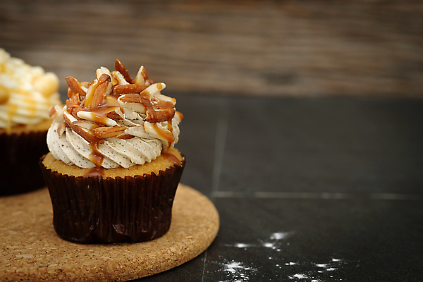 포토 JPG 해외이미지 음식 디저트 사람없음 장식 컵 갈색 파티 과자 케이크 식당 초콜릿 어둠 빵집 흰색 시골 축하 신선 생일 고급 달콤 가루 컵케이크 굽기 먹기 크림 그림 밀가루 머핀 아몬드 칼로리 버터 패티 페스츄리 해로움 핸드메이드 캐러멜 해외포토 식기 기념일 빵 컬러 컨셉 모션 이벤트 상점 견과류 맛 구이 파일형식 이미지허브