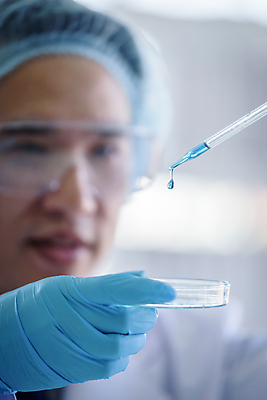 포토 JPG 해외이미지 남자 실험 한명 들기 사람 동양인 성인 아웃포커스 실험실 스포이트 과학자 샬레 성인남자한명만 해외포토 직업 1 과학 모션 촬영기법 실험기구 인종 피펫 학자 남자한명만 성인남자만 파일형식 이미지허브