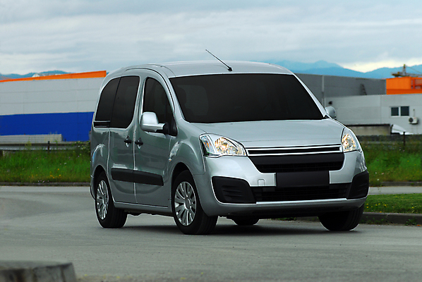 포토 JPG 해외이미지 디자인 스포츠 포즈 곡선 자동차 새로움 거리 사람없음 빛 운동 공연 운전 고급 그릴 휘발유 위험 아스팔트 승합차 묘사 속도 꼬리 타이어 스포트라이트 조립 디젤 자동 점화 조율 주도 해외포토 도로 선 육상교통 컨셉 모션 승용차 주방용품 건강 이벤트 예절 석유 파일형식 이미지허브