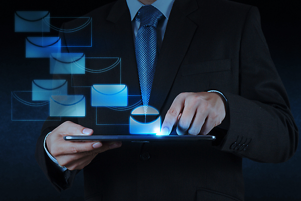 포토 JPG 해외이미지 남자 비즈니스 한명 상반신 앞모습 태블릿 스크린 쪽지 터치 잡기 뉴스 이메일 선택 스케치 전자 터치스크린 성인남자한명만 해외포토 1 뷰포인트 컨셉 모션 미술 사람 전자제품 스마트기기 남자한명만 성인남자만 파일형식 이미지허브