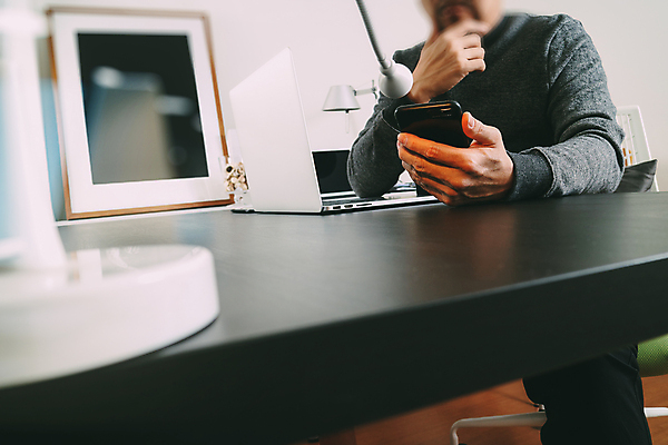 포토 JPG 해외이미지 손 남자 비즈니스 한명 들기 상반신 성인 옆모습 컴퓨터 사무실 디지털 스크린 자료 정보 업무 비즈니스맨 성인남자한명만 해외포토 1 뷰포인트 모션 사람 신체부위 전자제품 작업 직장인 남자한명만 성인남자만 파일형식 이미지허브