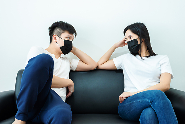 포토 JPG 해외이미지 백인 라이프스타일 커플 응시 분홍색 백그라운드 컨셉 셔츠 비즈니스 아파트 주택 함께함 실내 가면 안전 사람 앉기 동양인 성인 두명 파란색 소파 검은색 분노 짜증 흰색 청바지 바이러스 보호 콘도 온라인 고립 전염병 해외포토 서양인 시선 감정 컬러 상의 의자 바지 관계 모션 숙소 인종 내부 건물 생활 질병 파일형식 이미지허브