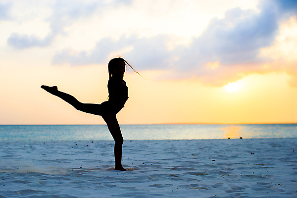 포토 JPG 해외이미지 전신 여자 행복 실루엣 어린이 바다 포즈 휴식 한명 서기 야외 일몰 저녁 소녀한명만 해외포토 1 감정 컨셉 모션 촬영기법 사람 노을 야간 여자한명만 소녀만 파일형식 이미지허브