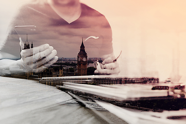 포토 JPG 해외이미지 손 남자 비즈니스 한명 들기 노트북 스마트폰 글로벌 스크린 업무 비즈니스맨 네트워크 작업실 디자이너 책상 전자 성인남자한명만 해외포토 직업 1 가구 모션 사람 신체부위 전자제품 핸드폰 스마트기기 작업 직장인 남자한명만 성인남자만 파일형식 이미지허브