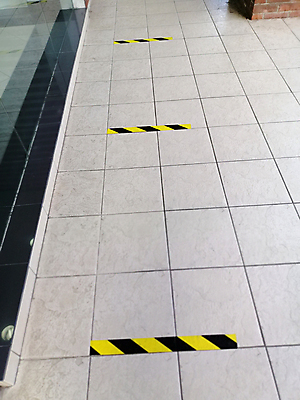 포토 JPG 해외이미지 도로 선 발 거리 건강 경고 서기 사람없음 우주 상점 펼침 대기 보호 질병 위험 발자국 무서움 측정 사인 상업 공포 테이프 교차 경보 고립 방법 소셜 위기 위생관리 재앙 전염병 줄서기 코로나바이러스 해외포토 감정 길 컨셉 의학 교통시설 자국 모션 문구용품 관리 신체부위 바이러스 파일형식 이미지허브