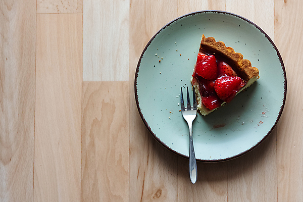 포토 JPG 해외이미지 접시 계절 열매 음식 조각 포크 과일 부분 탁자 딸기 티타임 휴식 바닥 요리 사람없음 목재 여름 케이크 빵집 껍질 기구 신선 굽기 서빙 머리위 토막 타르트 페스츄리 카피스페이스 해외포토 나무 식물 식기 빵 가구 컨셉 재료 디저트 상점 공백 구이 파이_빵 파일형식 이미지허브